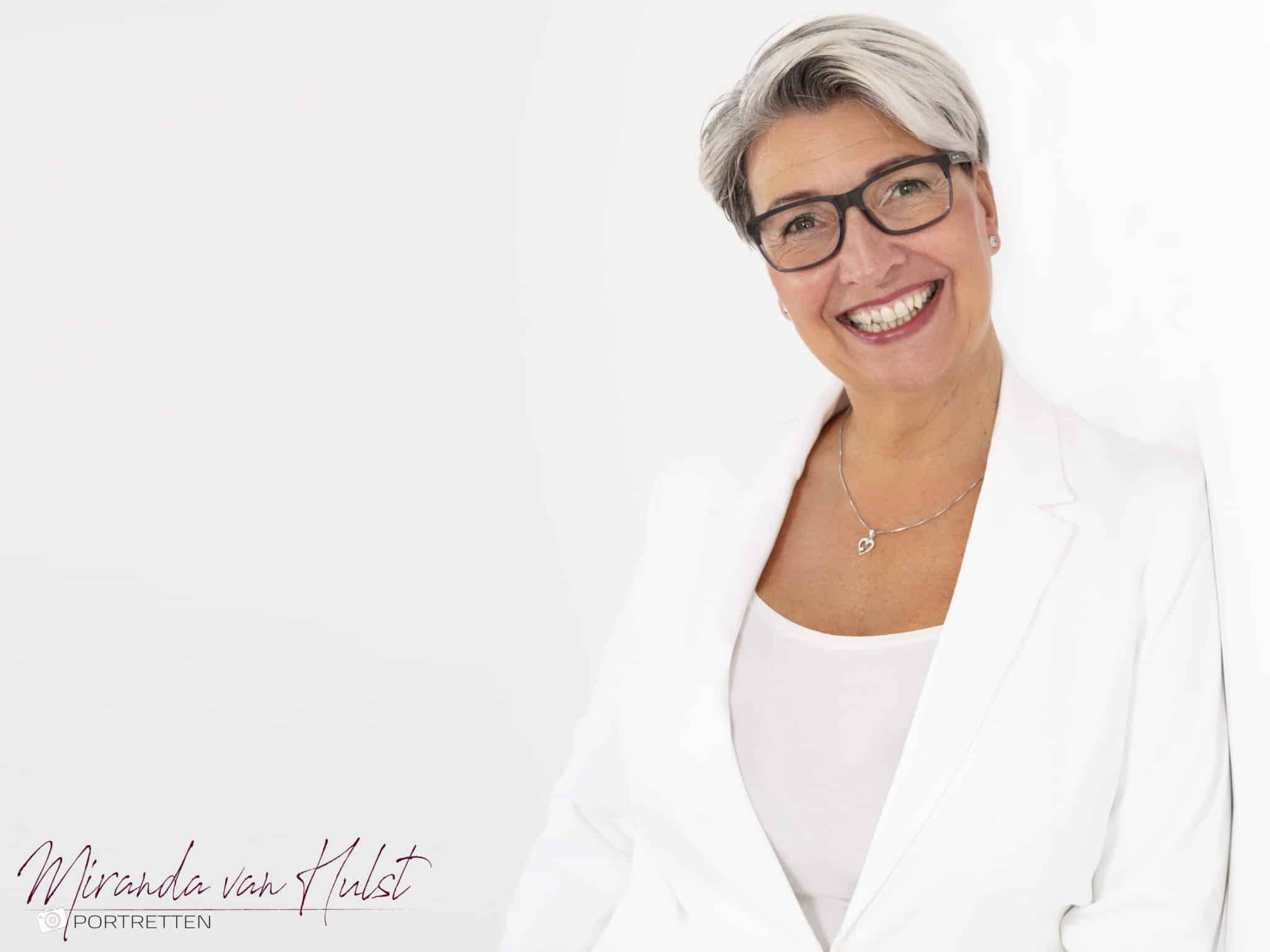 Zakelijke portretfoto gemaakt in de studio van MvH Fotografie - Fotograaf in Hellevoetsluis - Miranda van Hulst - MvH Fotografie